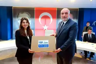 Canik Belediye Başkanı Öğretmenlere Laptop Hediye Etti