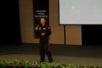 Türkiye'nin İlk Astronotu Gezeravcı, Öğrencilerle Uzay Macerasını Anlattı